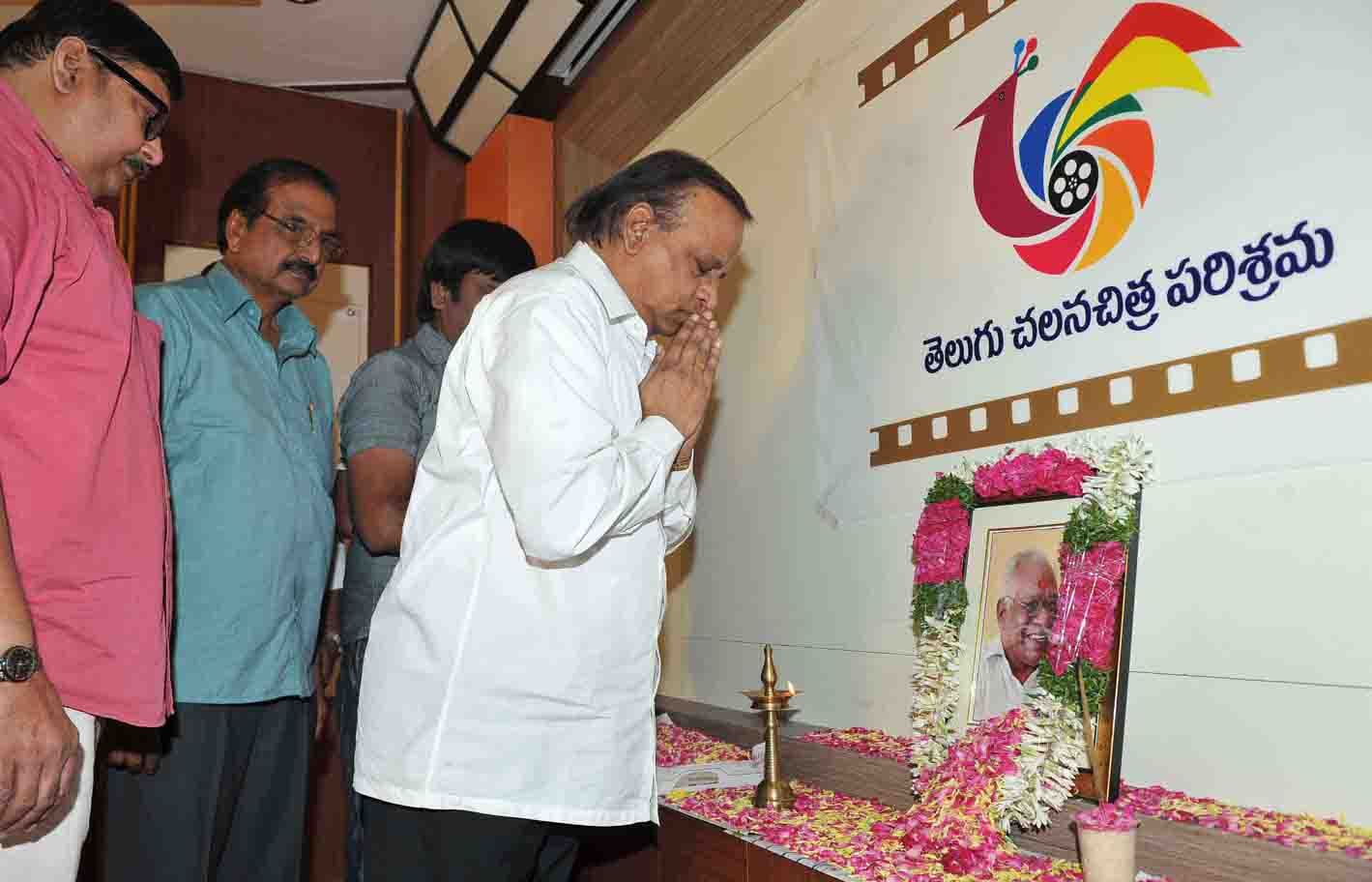 Chiranjeevi & Tollywood Condolences to Jaladi - Pictures | Picture 104347